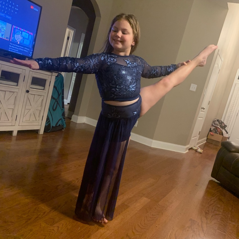 blue lyrical/contemporary costume bought adult small & adult medium top too snug